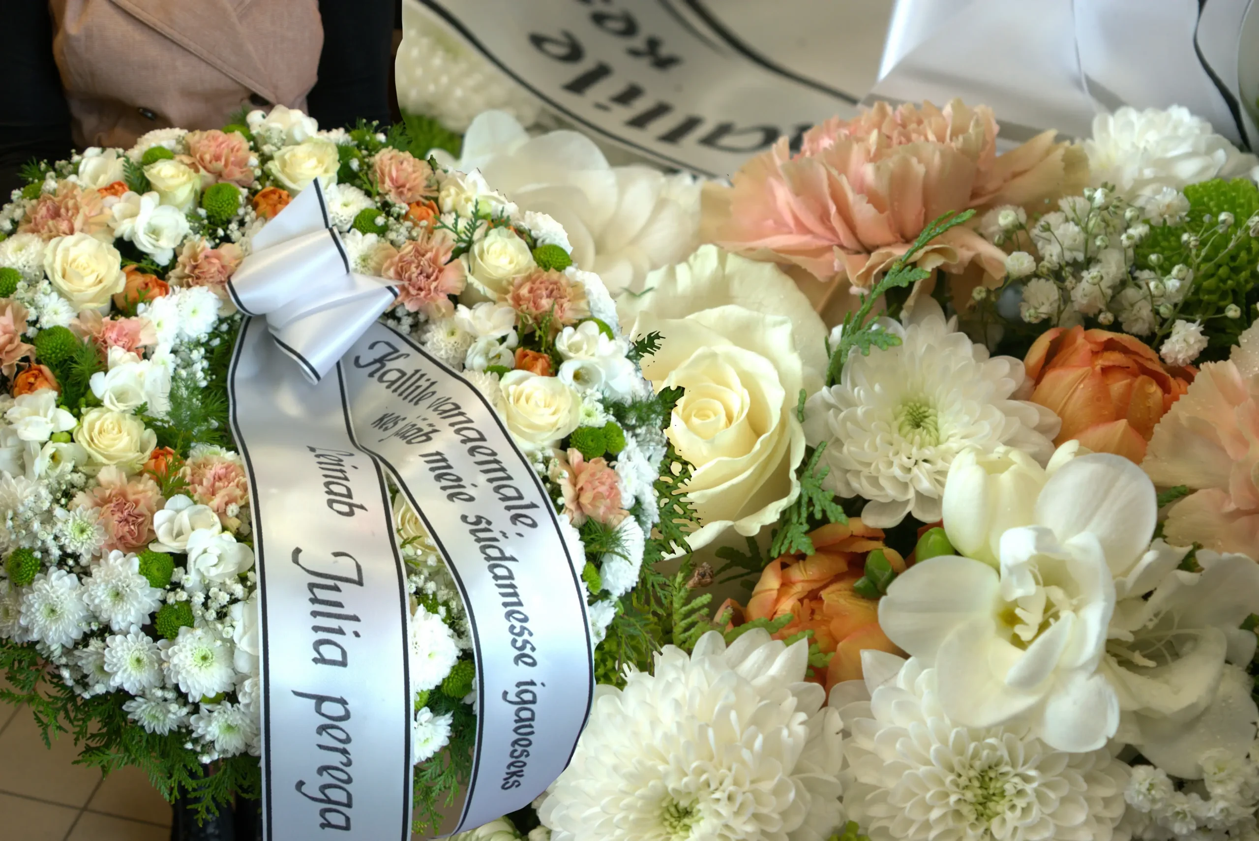 Matusepärg täislilledest floristjakobson 90 scaled - Matusepärg täislilledest